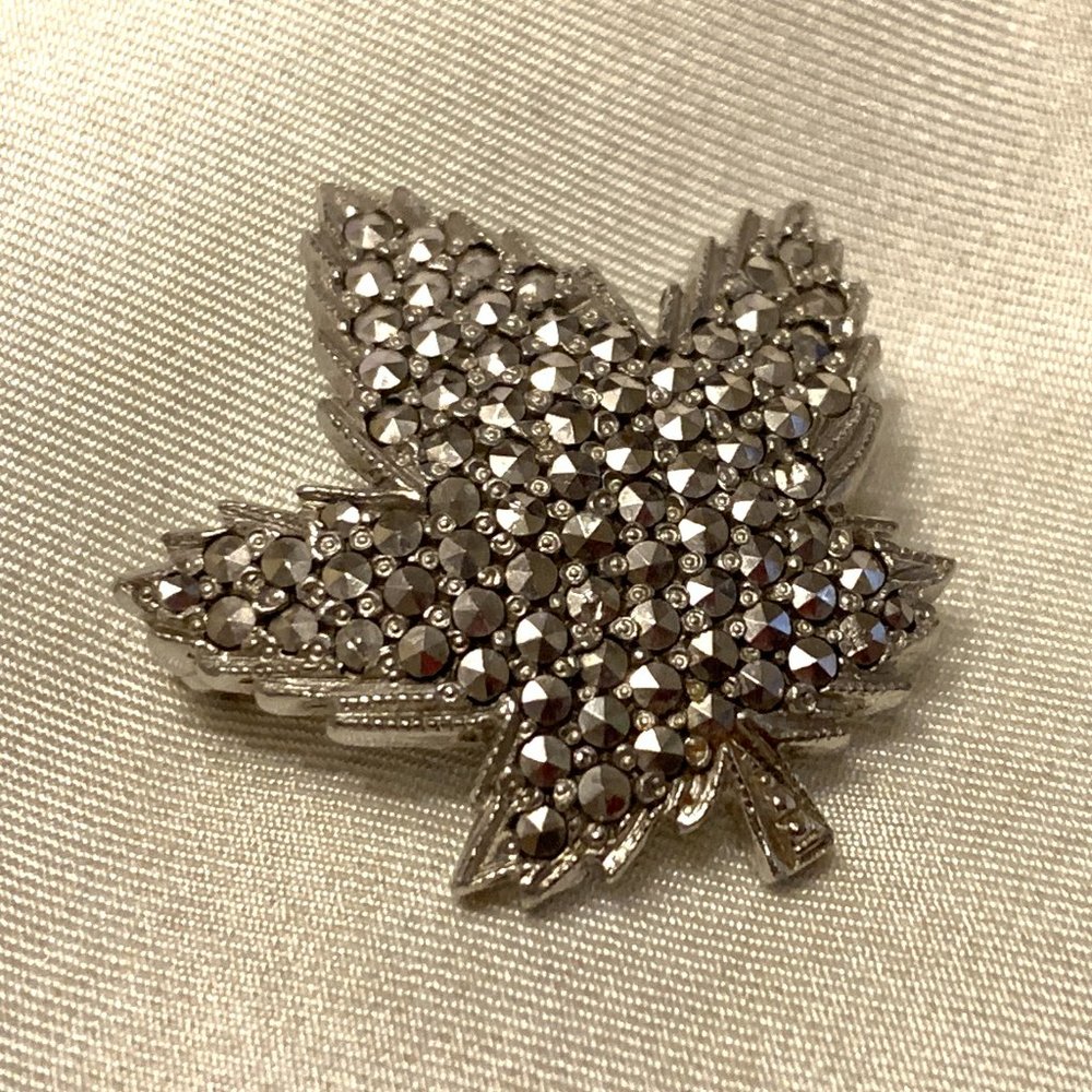 💝Vintage Canadian Maple Leaf Brooch by Keyes